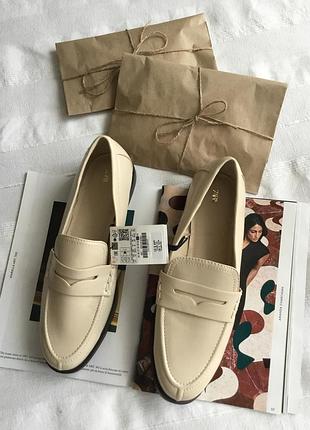Новые лоферы zara в молочном цвете 100% кожа в размере 41