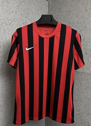 Смугаста спортивна футболка від бренду nike