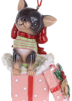 Декоративная фигурка чихуахуа с подарком, подвесная, полистоун, 7х10см