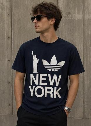 Фірмова футболка adidas з принтом, розмір м