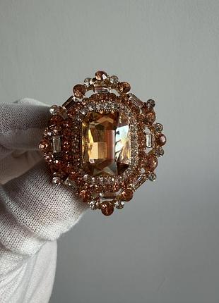 Металева брошка королівська з великим коньячним кристалом і стразами — вінтажна овальна брошка