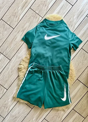 Сортированный костюм комплект шорты футболка nike