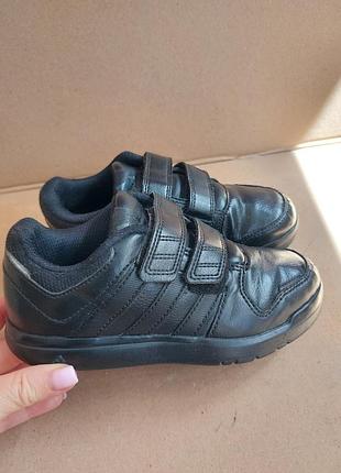 Оригинальные детяжные кроссовки. adidas. размер 29 стелька 18,5