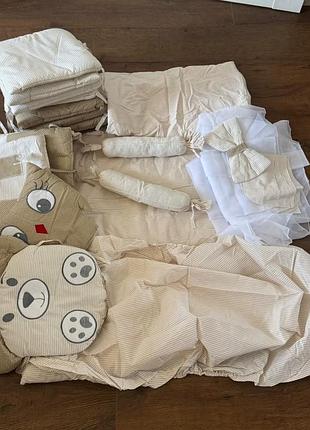Ексклюзивний комплект бортиків та постільної білизни ручної роботи в дитяче ліжечко