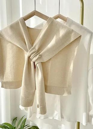 Бежевий вовняний шарф-накидка на плечі для багатошарових образів (beige wool shoulder scarf designed for layering) від бренду wool & cloud.