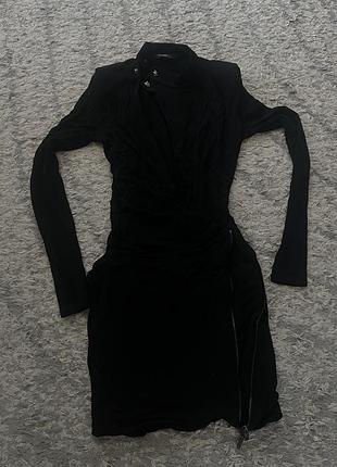 Сукня gucci оригінальна, чорного кольору, в ідеальному стані. елегантна модель з гарним вирізом. зручний та стильний варіант для будь-якої дівчини.