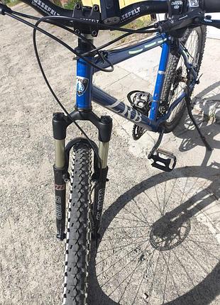 Велосипед zrb, синий, колеса 26 дюймов, шины schwalbe smart sam. тормоза дисковые, вилка амортизационная, есть фонарик и подножка. состояние хорошее.