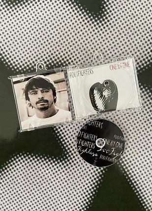 Нфс брелок сд диск foo fighters one by one 2