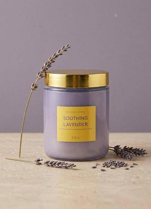 Фіолетова ароматична свічка soothing lavender 🪻 лаванда у скляній банці з золотистою кришкою, релакс та відлякування комах комарів