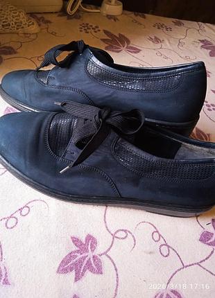 Женские кожаные туфли немецкого бренда spiness schuhmode, темно-синего цвета, кажется, что черные, с перфорацией