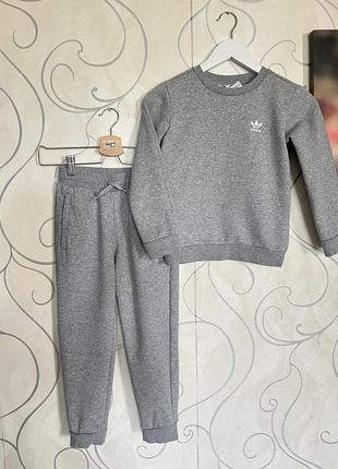 Спортивний костюм на флісі adidas 7/8 років
