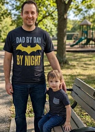 "папа днем, бэтмен ночью" футболка мужская "dad by day, batman by night" оригинал batman dc comics
