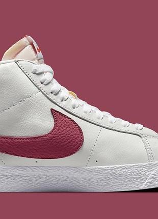 Високі кеди nike sb zoom blazer mid iso у забарвленні «sweet beet» з яскраво-рожевим логотипом swoosh та деталями на білому шкіряному тлі.