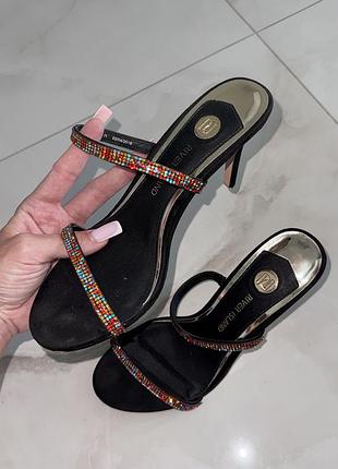 Дуже гарні босоніжки трендові river island з камінцями