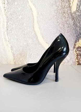 Черные лакированные туфли на шпильке от zara