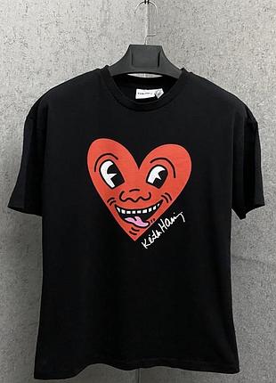 Чорна футболка від бренду primark