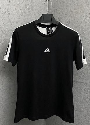Чорна футболка від бренду adidas