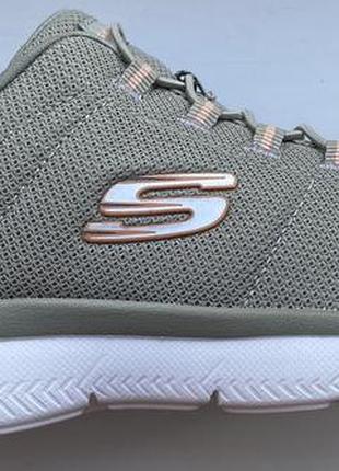 Кросівки skechers.