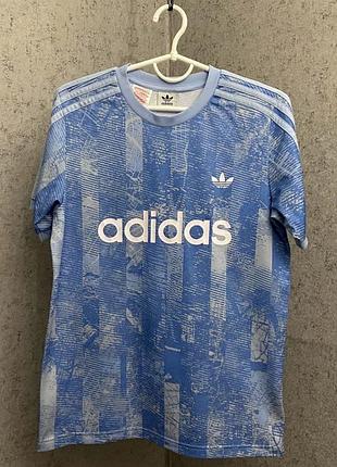 Блакитна футболка від бренду adidas