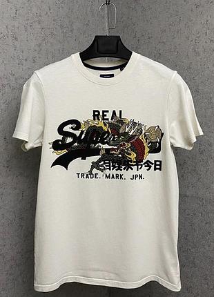 Біла футболка від бренду superdry