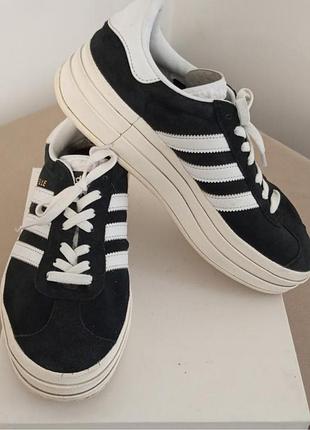 Кроссовки adidas, как новые одеть два раза, кожа!
размер на фото