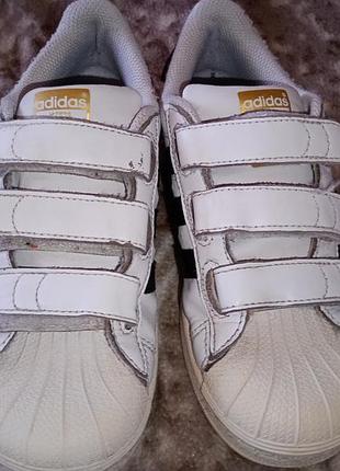 Подростковые кроссовки adidas.