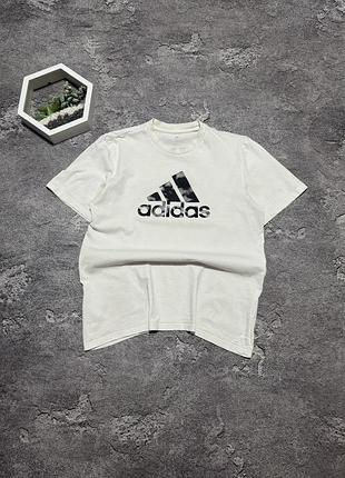 Футболка adidas оригинал светлая молочная мужская футболка адидас с большим графическим логотипом