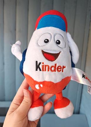 Мягкая игрушка-талисман kinderino в образе пилота/стюарда (серия kinder plush travel edition) с маленьким плюшевым рюкзачком за спиной