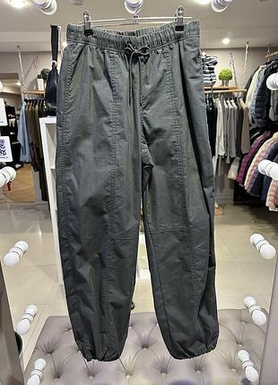Спортивні штани uniqlo оливкові parachute pants