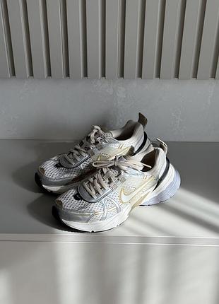 Женские кроссовки nike бежевые