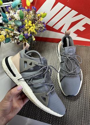 Оригінальні кросівки adidas