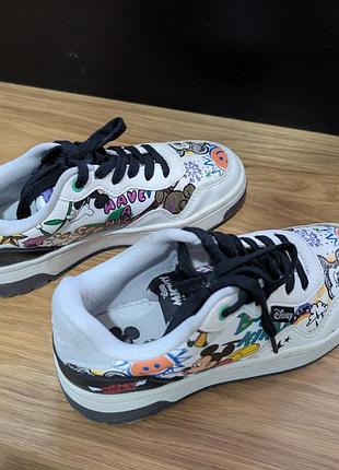 Яркие кроссовки zara x disney mickey mouse (32 размер)