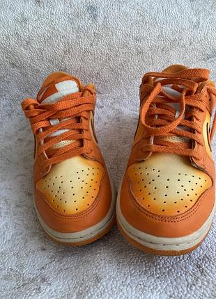 Оригінал. жіночі кросівки nike dunk low magma orange із характерним градієнтним ефектом.