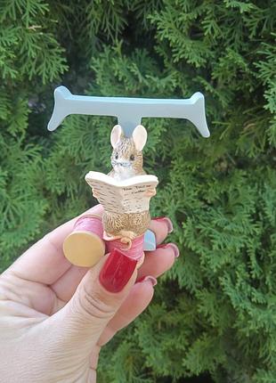 Буква английская т от известного бренда beatrix potter the tailor of gloucester