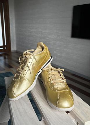 Кросівки nike classic cortez leather se "metallic gold"