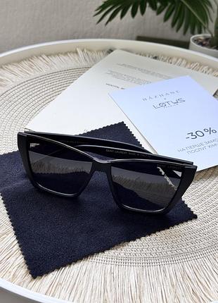 Сонцезахисні окуляри saint laurent у чорному кольорі з витонченою геометричною оправою.