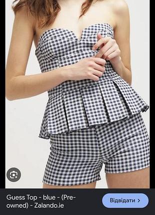 Корсетний топ без бретельок у синьо-білу клітинку віші (gingham) із вирізом «сердечко» та плісированою баскою. guess