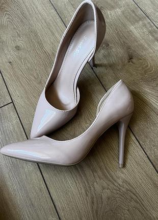 Нові лакові туфлі