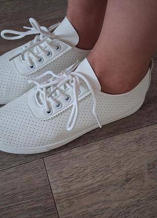 🤍 білі кеди з екошкіри
👟 розмір: 38
📏 довжина устілки: 24,5 см
🤍 колір: білий
   стан: 10/10
   бренд : princess
вдягала 1 раз, на мене великуваті