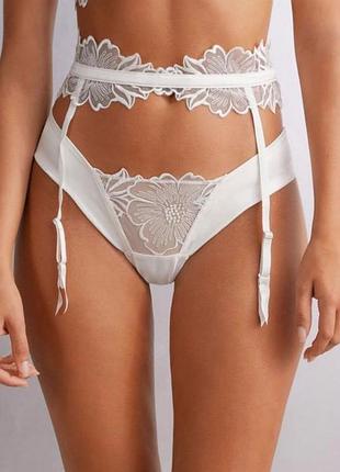 Кружевной пояс для чулок intimissimi с вышивкой (молочный)