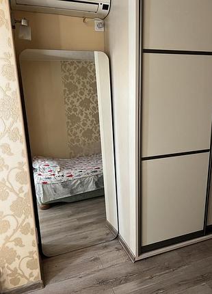 Підлогове дзеркало у повний зріст