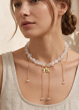 Украшение с птичкой на шею с прозрачными камушками и золотистыми цепочками