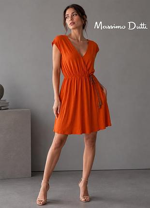 Оригинальное кирпичное трикотажное платье с пуговицей на декольте massimo dutti l