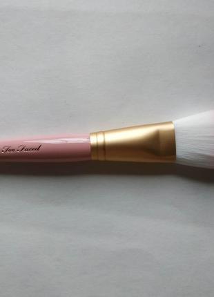 Кисть для макияжа too faced flatbuki face brush