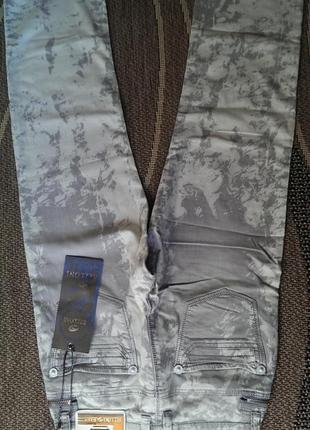 Стильные джинсы модной расцветки5 фото