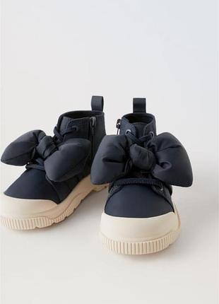 Черевики від фірми zara 🖤. класна якість 👍, дуже стильні та зручні, мають милий бантик 🤗.верх виконаний з плащівки , м'якенька устілка, прорезинений