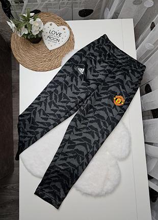 Спортивные штаны трехнить с принтом зебра и эмблемой manchester united от adidas оригинал 7-8 лет (122-128)