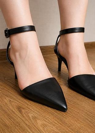 Елегантні чорні туфлі-човники на шпильці з ремінцем | slingback