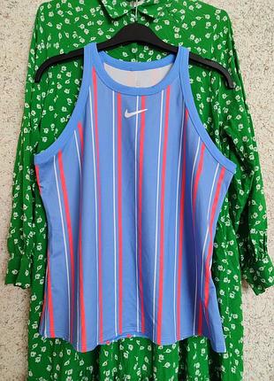 Спортивна тенісна жіноча майка nike court dri-fit у синьому кольорі з яскравими червоними та білими вертикальними смугами розмір m