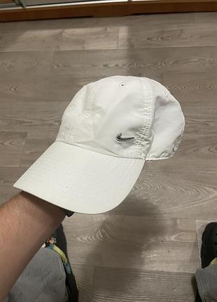 Продам стильную оригинальную бейсболку nike heritage86 metal swoosh в универсальном белом цвете.